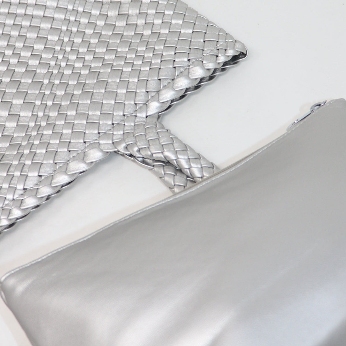 TOTE INTRECCIATA LARGE A SPALLA CON BEAUTY